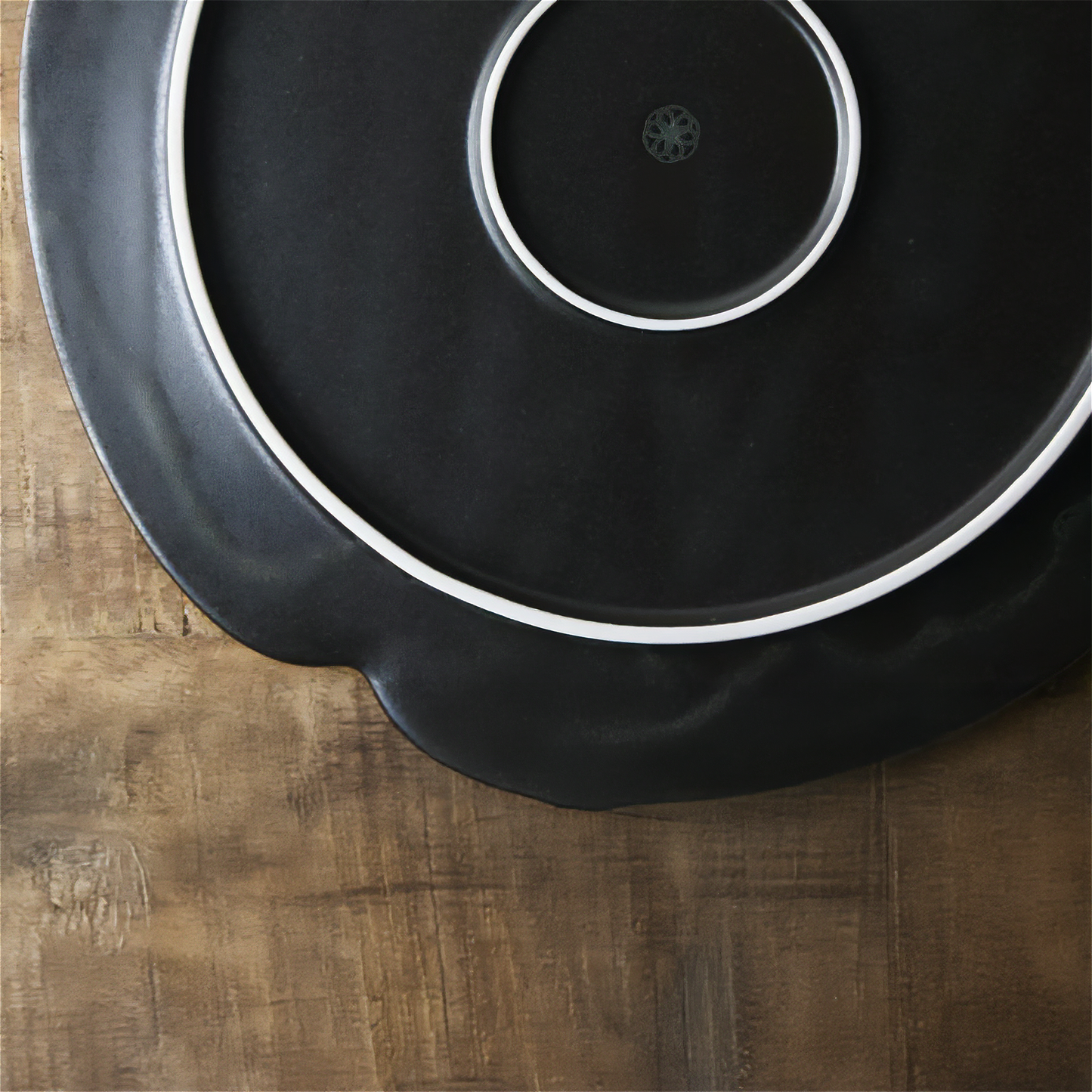 Tsudoi Iron Black Plate by Rina Ono