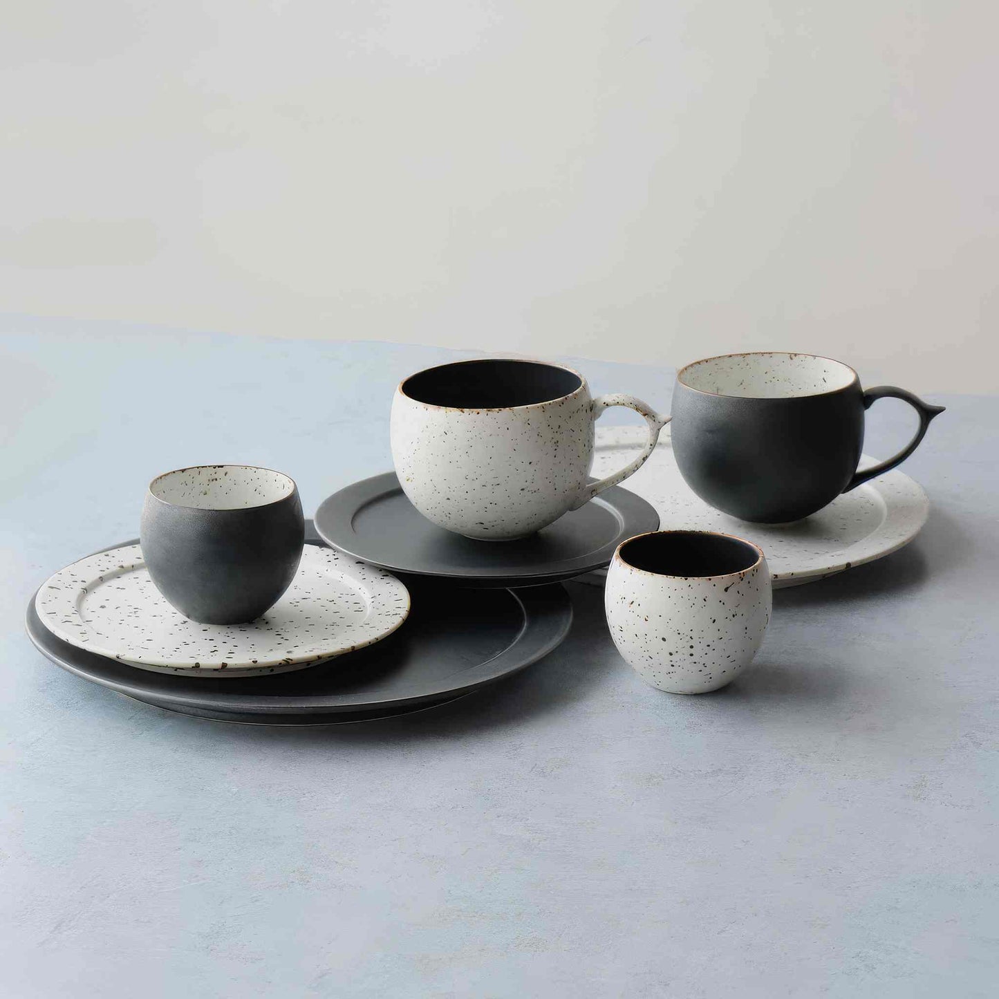 B&W Sabi Handmade Large Plate 10.2 in - Black/White