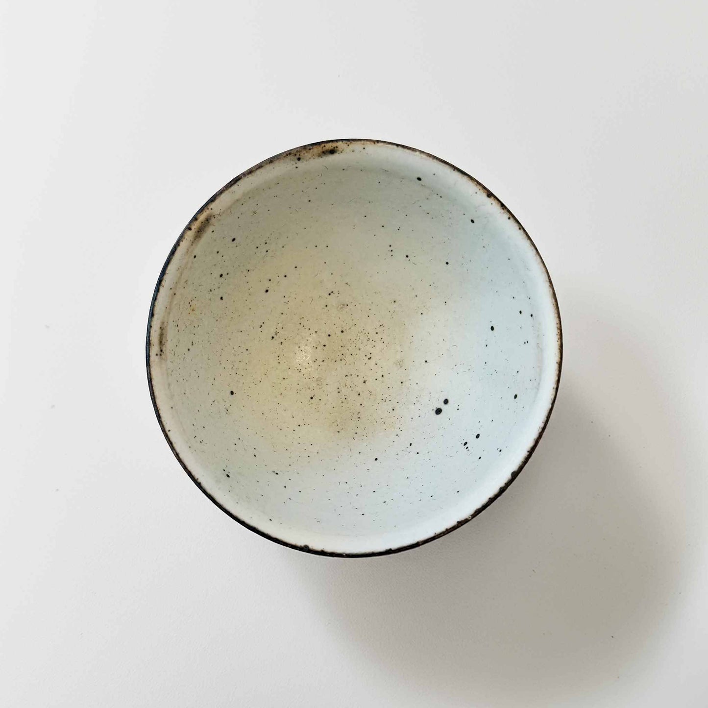 Handmade kohiki glaze V-Shape Bowl by Takashi Sogo.