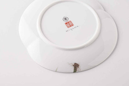 A white, delicate, and intricately designed 6-inch porcelain plate with a daisy pattern, made of Mino Ware.