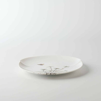 Delicate hand-painted daisy on a small white Mino ware porcelain plate.