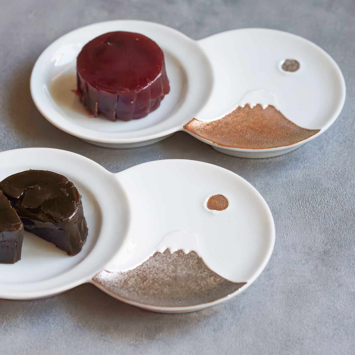 Hasami Ware Mt. Fuji Sauce Dish - Silver/Gold